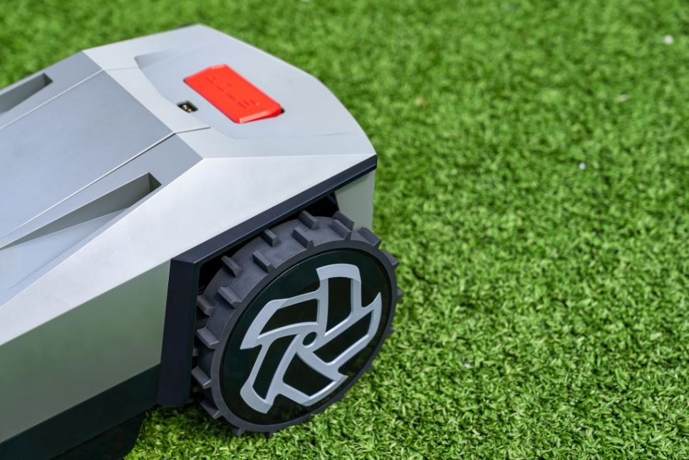 Pojďte s námi do budoucnosti a přenechejte péči o Váš trávník chytré robotické sekačce MR.GRASS